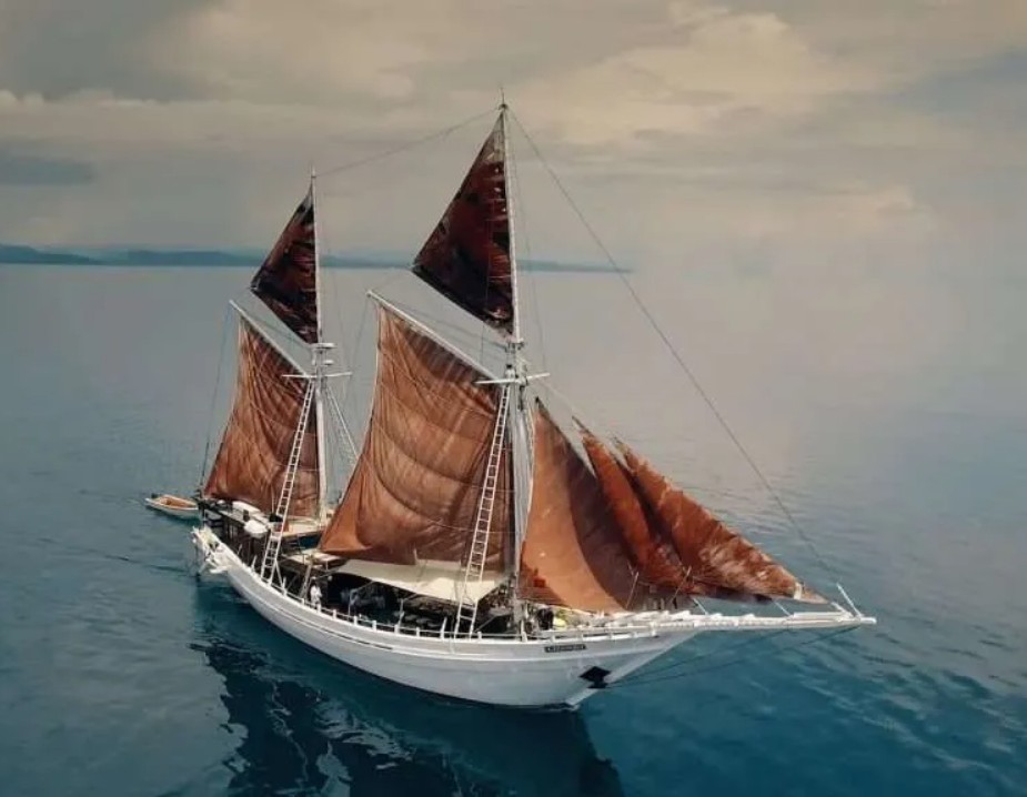 seatrek yachting indonesia island hopping